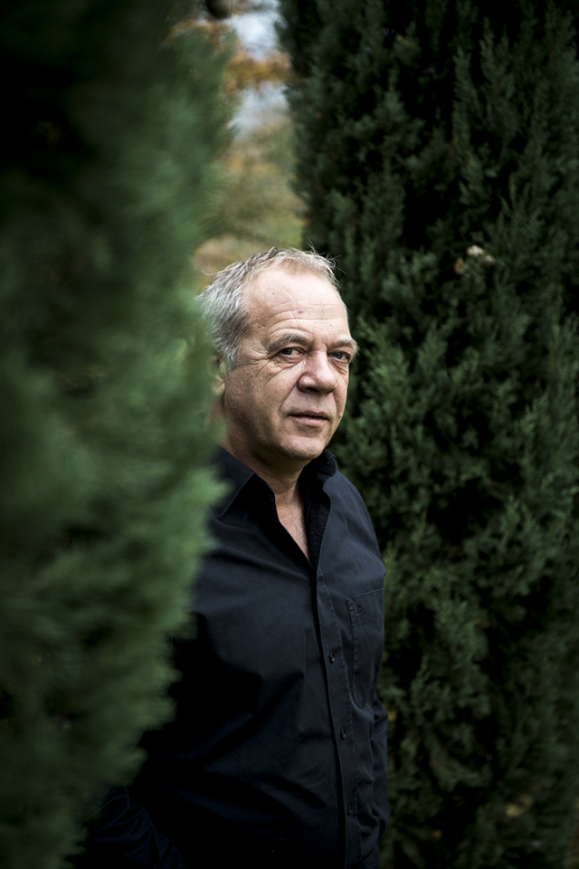 France, Sainte-Colombe, 24 November 2017
Portrait of Stéphane Derenoncourt, French oenologist, wine maker and consultant, in his Domaine de l'A, côtes de Castillon.

France, Sainte-Colombe, 24 novembre 2017
Portrait de Stéphane Derenoncourt, oenologue, viticulteur et consultant, chez lui, au Domaine de l'A, côtes de Castillon.

Christophe Goussard / Agence VU