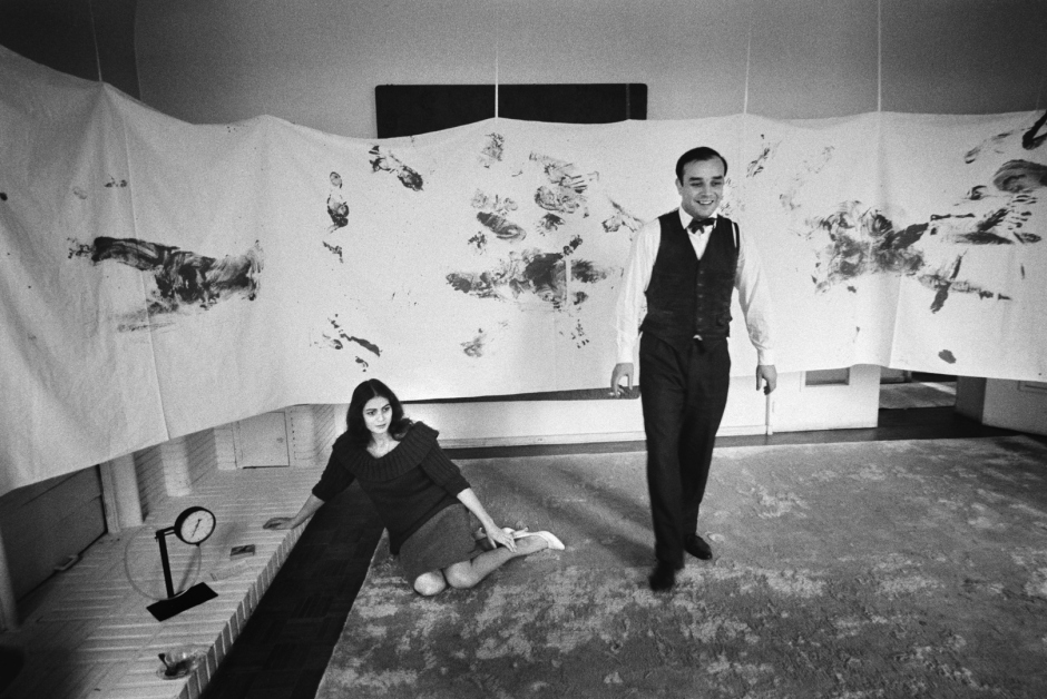 France, Paris, 1960Portrait of French painter Yves Klein and Rotraut.France, Paris, 1960Portrait du peintre français Yves Klein et Rotraut.Christer Stromholm Estate / Agence VU