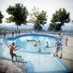 1977
Summer Camp
The swimming pool of "St Sat".

1977
Les grandes vacances
La piscine de St Sat.

Bernard Faucon / Agence VU