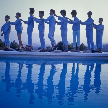 1978
Summer Camp
Round dance on the evening.

1978
Les grandes vacances
Ronde du soir.

Bernard Faucon / Agence VU