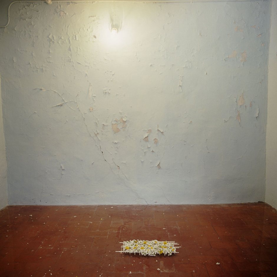 France, 1986The BedroomsSerie "The Rooms of Love"Bedroom in winter : the float of flowers.France, 1986Les chambresSÈrie "Les chambres d'amour"Chambre en hiver : le radeau de fleursBernard Faucon / Agence VU