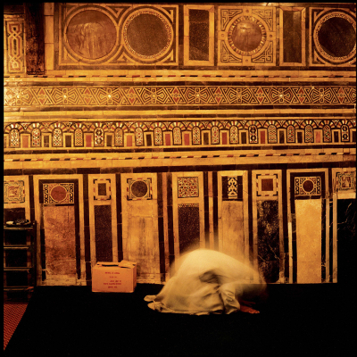 Egypt, Cairo, 1994Man praying in the El Ghuri MosqueEgypte, Le Caire, 1994Homme en prière à la moquée El Ghuri  Denis Dailleux / Agence VU