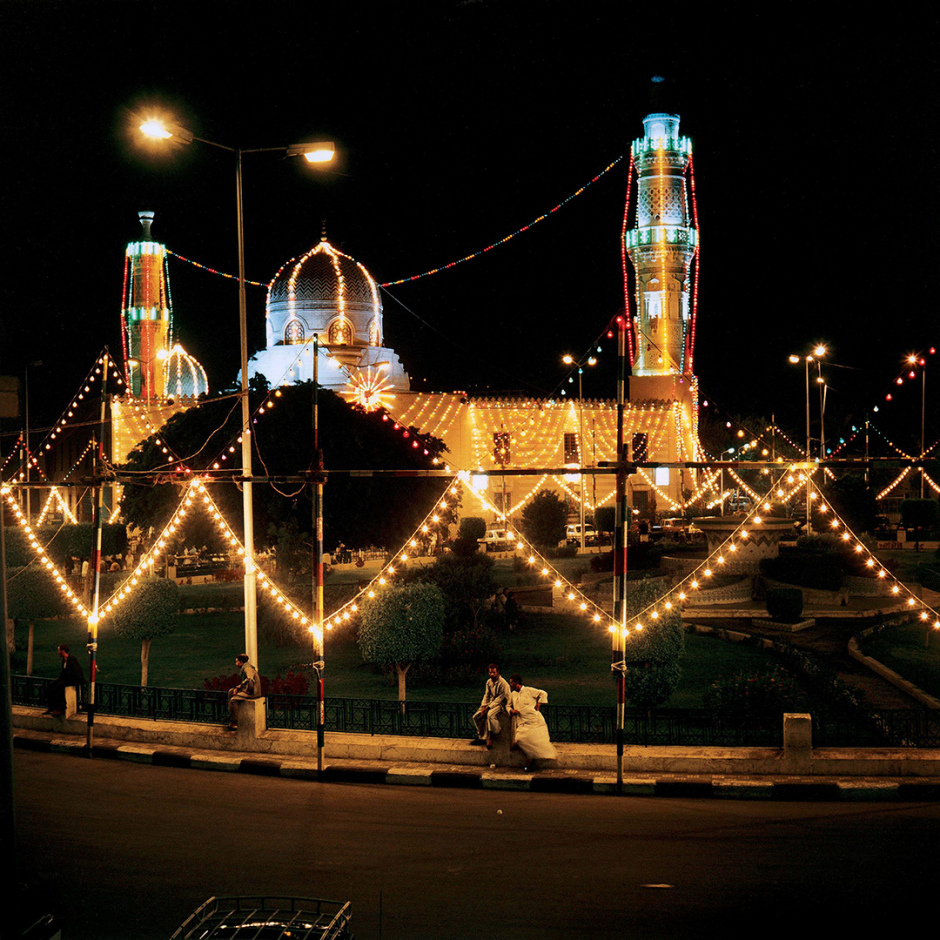 Egypt, Cairo, 1994Decorated Mosque fir the mouled of Sayyeda NafissaEgypte, Le Caire, 2000Mosquée décorée pour le mouled de Sayyeda Nafissa  Denis Dailleux / Agence VU