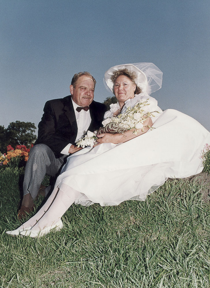 France, 1995From the series "Weddings".Elderlies in the grass.France, 1995Issue de la série "'Mariages".Vieux dans l'herbe.Jean-Christian Bourcart / Agence VU