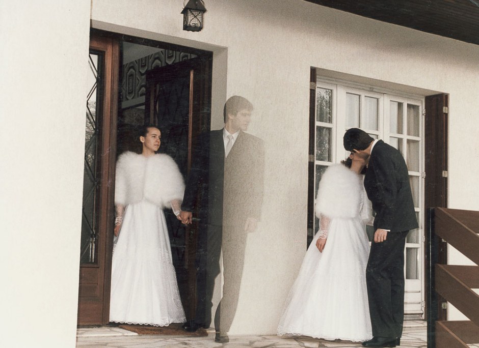 France, 1995From the series "Weddings".Newly wed couple on the door step.France, 1995Issue de la série "'Mariages".Mariés sur le perron.Jean-Christian Bourcart / Agence VU