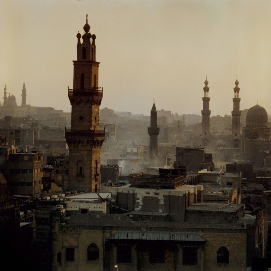 Egypt, Cairo, 1994Mosque. View on the Darb el Ahmar area from the old islamic quarter.Egypte, Le Caire, 1994MosquÈe.  Vue du vieux quartier islamique vers le quartier de Darb el Ahmar.Denis Dailleux / Agence VU