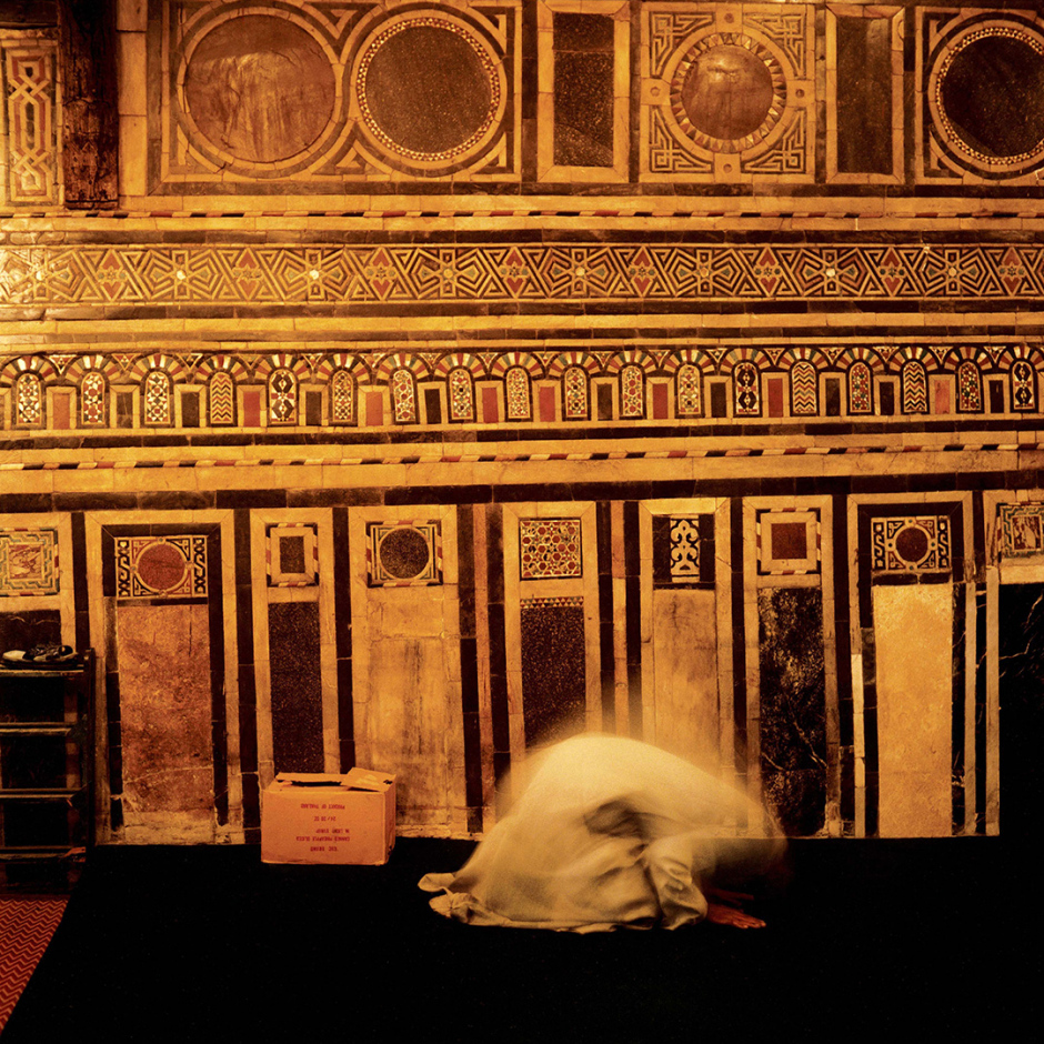 Egypt, Cairo, 1994Man praying in the El Ghuri MosqueEgypte, Le Caire, 1994Homme en priËre ‡ la moquÈe El Ghuri  Denis Dailleux / Agence VU