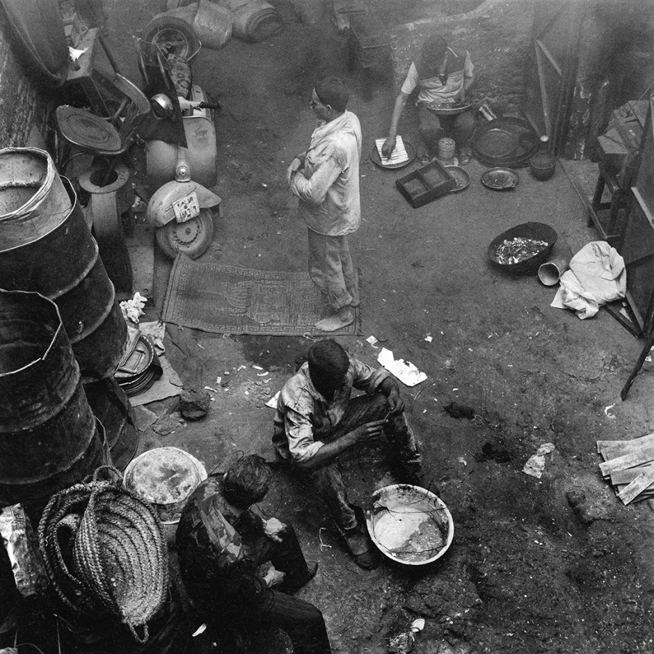 Egypt, Cairo, 1994
Prayer at the workshop

Egypte, Le Caire, 1994
La priËre ‡ l'atelier  

Denis Dailleux / Agence VU