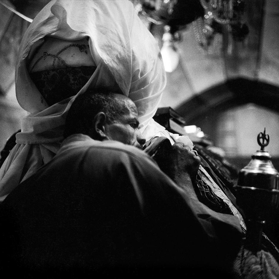 Egypt, Cairo, 1994
A man embracing a bier

Egypte, Le Caire, 1994
Homme enlaÁant un catafalque  

Denis Dailleux / Agence VU