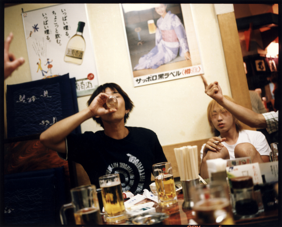 Japan, Iwate's agricultural area, North East of Japan, Hanamaki, 1998In a bar.Japon, RÈgion Agricole d'Iwate, Nord Est du Japon, Hanamaki, 1998Dans un bistrot.© Bertrand Desprez / Agence VU