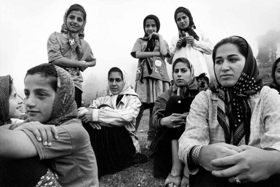 Juillet 1999Les filles du village ont pour seule préoccupation d'aller chercher l'eau à la source, de traire les vaches et de préparer les repas. A part ça, c'est l'ennui du temps qui passe.