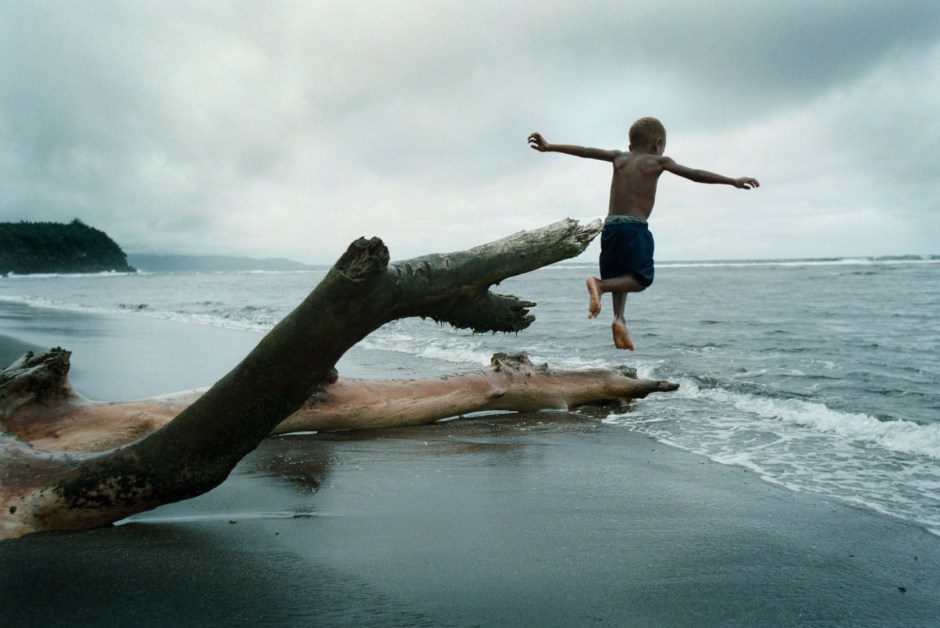 Vanuatu, Tanna Island, 1999On the island of Tanna in Vanuatu a cargo cult still survives worshipping John Frum.On John Frum Day worshipers dress in USA military uniforms,raise the US flag, and parade marching with bamboo rifles.Photo shows a young boy playing on the shores of a beach in the area on the island where John Frum worshippers live.Vanuatu, L'Óle Tanna, 1999Sur l'Óle de Tanna ‡ Vanuatu un cargo de lÈgende existe toujours en mÈmoire ‡ John Frum.Le jour de John Frum, les fidËles s'habillent en tenue militaire de l'armÈe amÈricaine, ils hissent le drapeau, et font des parades avec des carabines en bambou. La photo montre un jeune garÁon jouant sur une plage de la rÈgion, sur l'Óle o˘ les fidËles de John Frum habitent.Steven Siewert / Agence VU