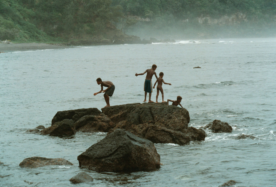 Vanuatu, Tanna Island, 1999On the island of Tanna in Vanuatu a cargo cult still survives worshipping John Frum.On John Frum Day worshipers dress in USA military uniforms,raise the US flag, and parade marching with bamboo rifles.Photo shows young men fishing near Sulphur Bay which is a village that worships John Frum . Vanuatu, L'Óle Tanna, 1999Sur l'Óle de Tanna ‡ Vanuatu un cargo de lÈgende existe toujours en mÈmoire ‡ John Frum.Le jour de John Frum, les fidËles s'habillent en tenue militaire de l'armÈe amÈricaine, ils hissent le drapeau, et font des parades avec des carabines en bambou. La photo montre de jeunes hommes pÍchant prËs de la baie de Sulphur, un village o˘ John Frum est vÈnÈrÈ.Steven Siewert / Agence VU