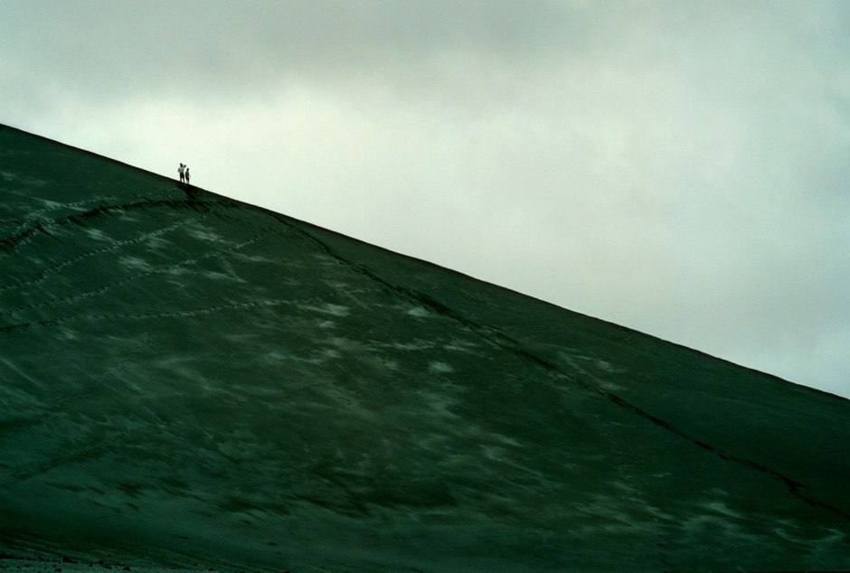 Vanuatu, Tanna Island, 1999On the island of Tanna in Vanuatu a cargo cult still survives worshipping John Frum.On John Frum Day worshipers dress in USA military uniforms,raise the US flag, and parade marching with bamboo rifles.Photo shows the active volcano on the island of Tanna  just above the village of Sulphur Bay where the John Frum followers live.Vanuatu, L'Óle Tanna, 1999Sur l'Óle de Tanna ‡ Vanuatu un cargo de lÈgende existe toujours en mÈmoire ‡ John Frum.Le jour de John Frum, les fidËles s'habillent en tenue militaire de l'armÈe amÈricaine, ils hissent le drapeau, et font des parades avec des carabines en bambou. La photo montre le volcan en activitÈ sur l'Óle de Tanna prËs du Village de Sulphur Bay, o˘ les fidËles de John Frum habitent. Steven Siewert / Agence VU