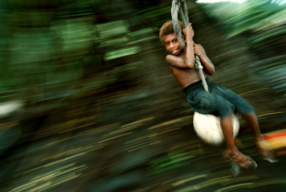 Vanuatu, Tanna Island, 1999On the island of Tanna in Vanuatu a cargo cult still survives worshipping John Frum.On John Frum Day worshipers dress in USA military uniforms,raise the US flag, and parade marching with bamboo rifles.Photo shows a young boy playing in Sulphur Bay which is a village that worships John Frum . Vanuatu, L'Óle Tanna, 1999Sur l'Óle de Tanna ‡ Vanuatu un cargo de lÈgende existe toujours en mÈmoire ‡ John Frum.Le jour de John Frum, les fidËles s'habillent en tenue militaire de l'armÈe amÈricaine, ils hissent le drapeau, et font des parades avec des carabines en bambou. La photo montre un jeune garÁon jouant dans la baie de Sulphur, un village o˘ l'on vÈnËre John Frum.Steven Siewert / Agence VU