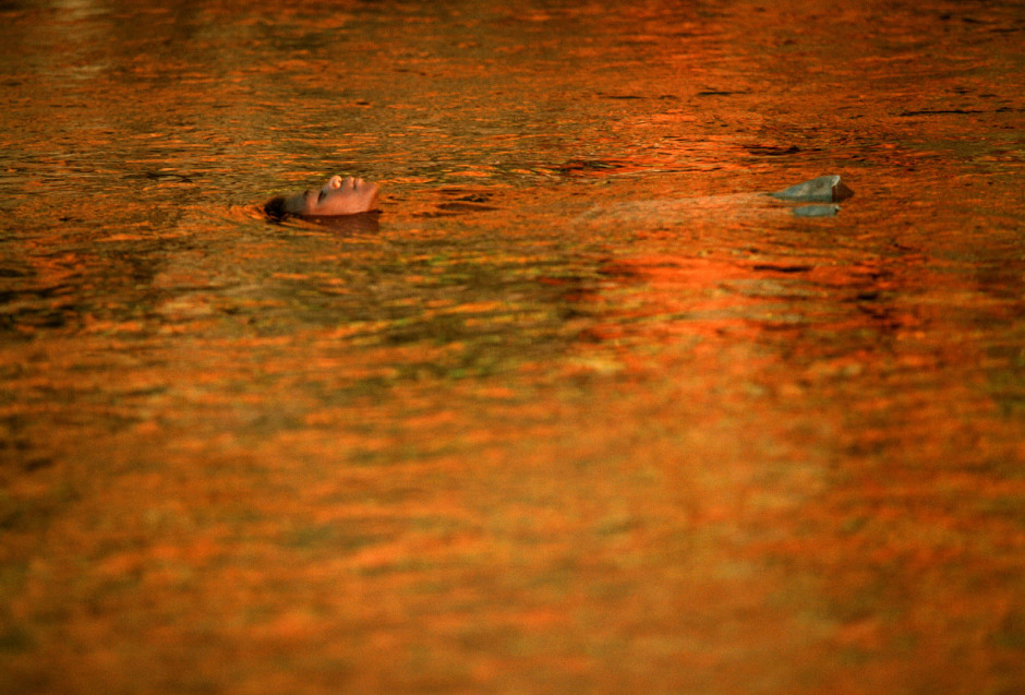 Vanuatu, Tanna Island, 1999On the island of Tanna in Vanuatu a cargo cult still survives worshipping John Frum.On John Frum Day worshipers dress in USA military uniforms,raise the US flag, and parade marching with bamboo rifles.Photo shows a young boy floating in the heated waters of Sulphur Bay which is a village that worships John Frum . Vanuatu, L'Óle Tanna, 1999Sur l'Óle de Tanna ‡ Vanuatu un cargo de lÈgende existe toujours en mÈmoire ‡ John Frum.Le jour de John Frum, les fidËles s'habillent en tenue militaire de l'armÈe amÈricaine, ils hissent le drapeau, et font des parades avec des carabines en bambou. La photo montre un jeune garÁon flottant dans les eaux chaudes de Sulphur Bay, un village o˘ l'on vÈnËre John Frum.Steven Siewert / Agence VU