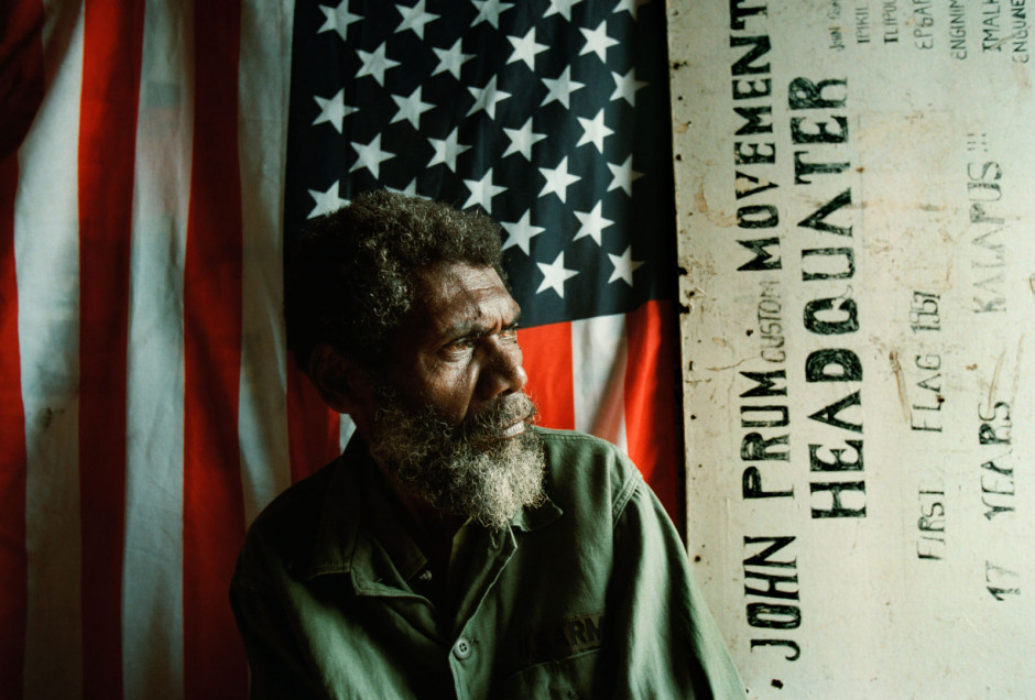 Vanuatu, Tanna Island, 1999On the island of Tanna in Vanuatu a cargo cult still survives worshipping John Frum.On John Frum Day worshipers dress in USA military uniforms,raise the US flag, and parade marching with bamboo rifles.Photo shows  Chief Isag Won the exiled leader of the John Frum movement in Sulphur Bay.Vanuatu, L'Óle Tanna, 1999Sur l'Óle de Tanna ‡ Vanuatu un cargo de lÈgende existe toujours en mÈmoire ‡ John Frum.Le jour de John Frum, les fidËles s'habillent en tenue militaire de l'armÈe amÈricaine, ils hissent le drapeau, et font des parades avec des carabines en bambou. La photo montre le chef Isag Won, ancien leader du mouvement John Frum ‡ Sulphur Bay.Steven Siewert / Agence VU