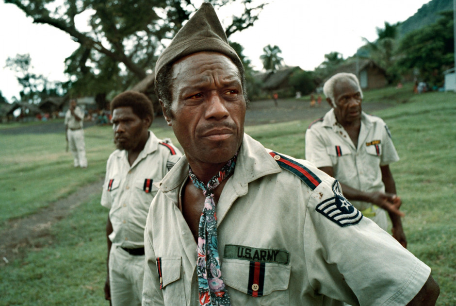 Vanuatu, Tanna Island, 1999On the island of Tanna in Vanuatu a cargo cult still survives worshipping John Frum.On John Frum Day worshipers dress in USA military uniforms,raise the US flag, and parade marching with bamboo rifles.Vanuatu, L'Óle Tanna, 1999Sur l'Óle de Tanna ‡ Vanuatu un cargo de lÈgende existe toujours en mÈmoire ‡ John Frum.Le jour de John Frum, les fidËles s'habillent en tenue militaire de l'armÈe amÈricaine, ils hissent le drapeau, et font des parades avec des carabines en bambou.Steven Siewert / Agence VU