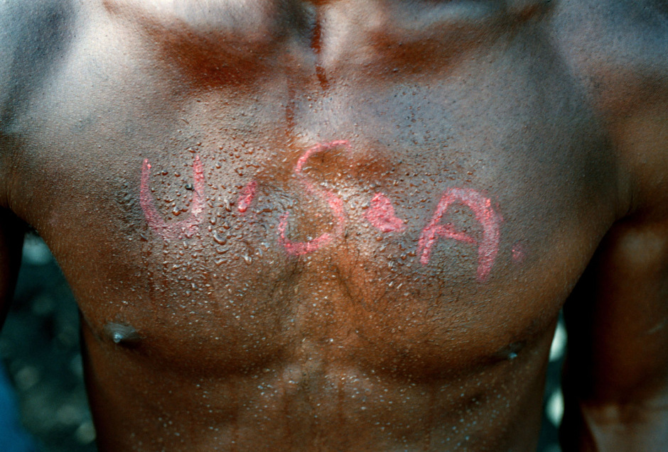 Vanuatu, Tanna Island, 1999On the island of Tanna in Vanuatu a cargo cult still survives worshipping John Frum.On John Frum Day worshipers dress in USA military uniforms,raise the US flag, and parade marching with bamboo rifles.USA is written on the chests of some of the worshippers.Vanuatu, L'Óle Tanna, 1999Sur l'Óle de Tanna ‡ Vanuatu un cargo de lÈgende existe toujours en mÈmoire ‡ John Frum.Le jour de John Frum, les fidËles s'habillent en tenue militaire de l'armÈe amÈricaine, ils hissent le drapeau, et font des parades avec des carabines en bambou. USA est Ècrit sur le torse de certains des fidËles.Steven Siewert / Agence VU