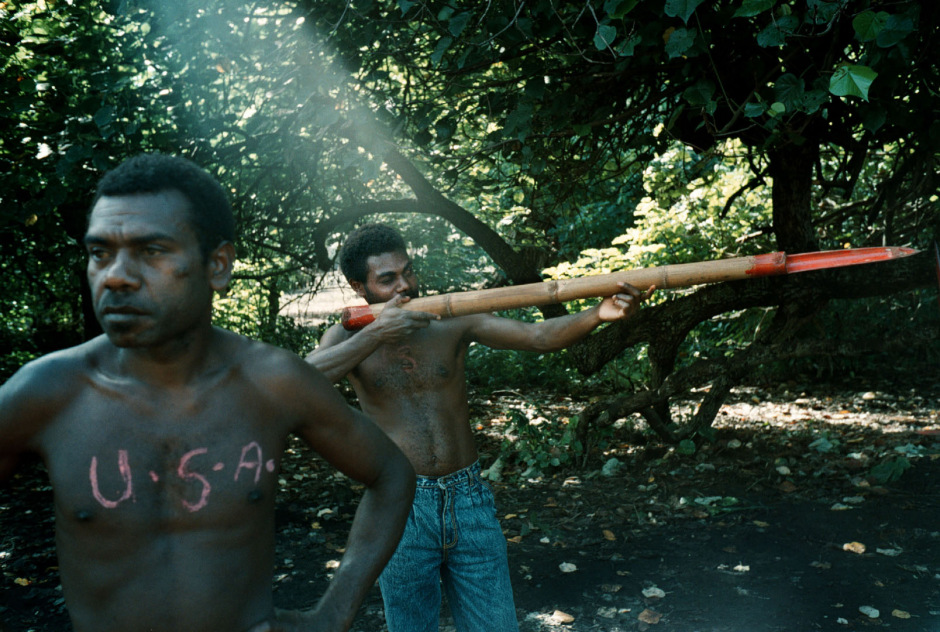 Vanuatu, Tanna Island, 1999On the island of Tanna in Vanuatu a cargo cult still survives worshipping John Frum.On John Frum Day worshipers dress in USA military uniforms,raise the US flag, and parade marching with bamboo rifles.USA is written on the chests of some of the worshippers.Vanuatu, L'Óle Tanna, 1999Sur l'Óle de Tanna ‡ Vanuatu un cargo de lÈgende existe toujours en mÈmoire ‡ John Frum.Le jour de John Frum, les fidËles s'habillent en tenue militaire de l'armÈe amÈricaine, ils hissent le drapeau, et font des parades avec des carabines en bambou. USA est Ècrit sur le torse de certains des fidËles.Steven Siewert / Agence VU