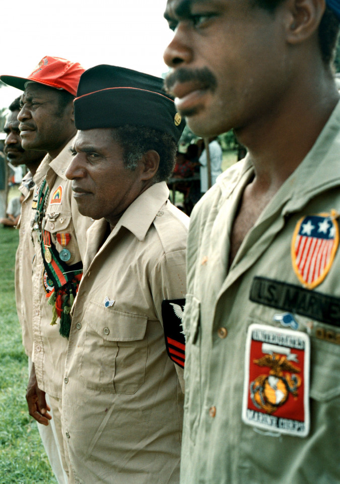 Vanuatu, Tanna Island, 1999On the island of Tanna in Vanuatu a cargo cult still survives worshipping John Frum.On John Frum Day worshipers dress in USA military uniforms,raise the US flag, and parade marching with bamboo rifles.Vanuatu, L'Óle Tanna, 1999Sur l'Óle de Tanna ‡ Vanuatu un cargo de lÈgende existe toujours en mÈmoire ‡ John Frum.Le jour de John Frum, les fidËles s'habillent en tenue militaire de l'armÈe amÈricaine, ils hissent le drapeau, et font des parades avec des carabines en bambou. Steven Siewert / Agence VU