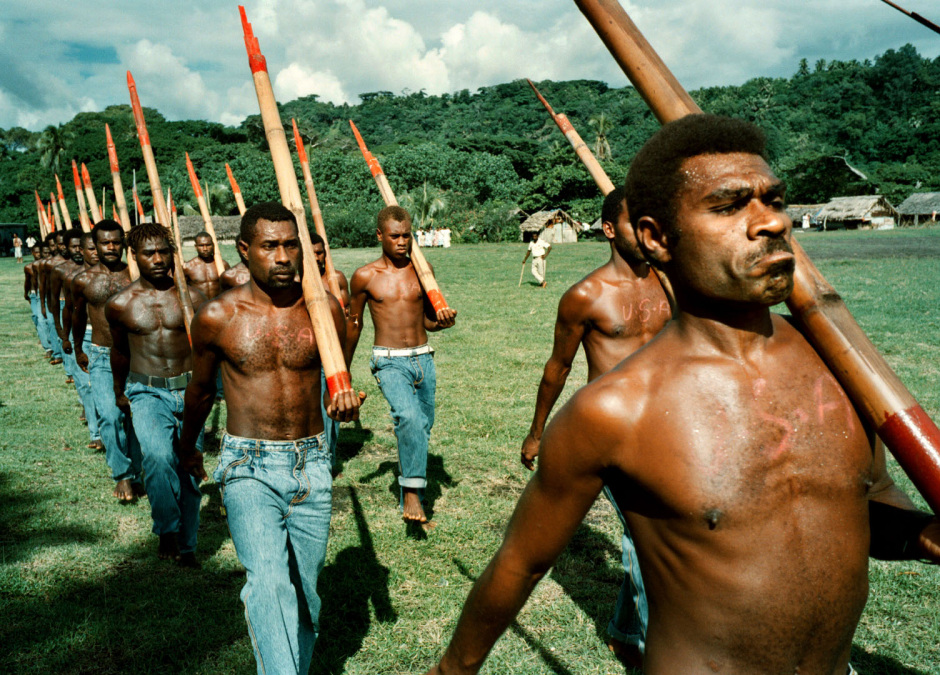 Vanuatu, Tanna Island, 1999On the island of Tanna in Vanuatu a cargo cult still survives worshipping John Frum.On John Frum Day worshipers dress in USA military uniforms,raise the US flag, and parade marching with bamboo rifles.Vanuatu, L'Óle Tanna, 1999Sur l'Óle de Tanna ‡ Vanuatu un cargo de lÈgende existe toujours en mÈmoire ‡ John Frum.Le jour de John Frum, les fidËles s'habillent en tenue militaire de l'armÈe amÈricaine, ils hissent le drapeau, et font des parades avec des carabines en bambou. Steven Siewert / Agence VU