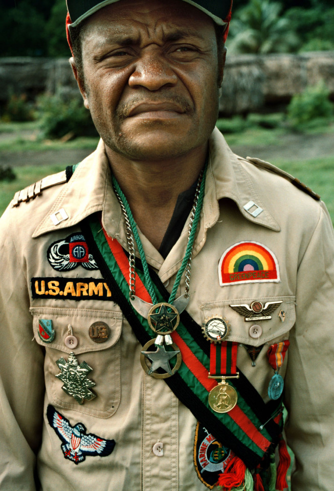 Vanuatu, Tanna Island, 1999On the island of Tanna in Vanuatu a cargo cult still survives worshipping John Frum.On John Frum Day worshipers dress in USA military uniforms,raise the US flag, and parade marching with bamboo rifles.Vanuatu, L'Óle Tanna, 1999Sur l'Óle de Tanna ‡ Vanuatu un cargo de lÈgende existe toujours en mÈmoire ‡ John Frum.Le jour de John Frum, les fidËles s'habillent en tenue militaire de l'armÈe amÈricaine, ils hissent le drapeau, et font des parades avec des carabines en bambou. Steven Siewert / Agence VU