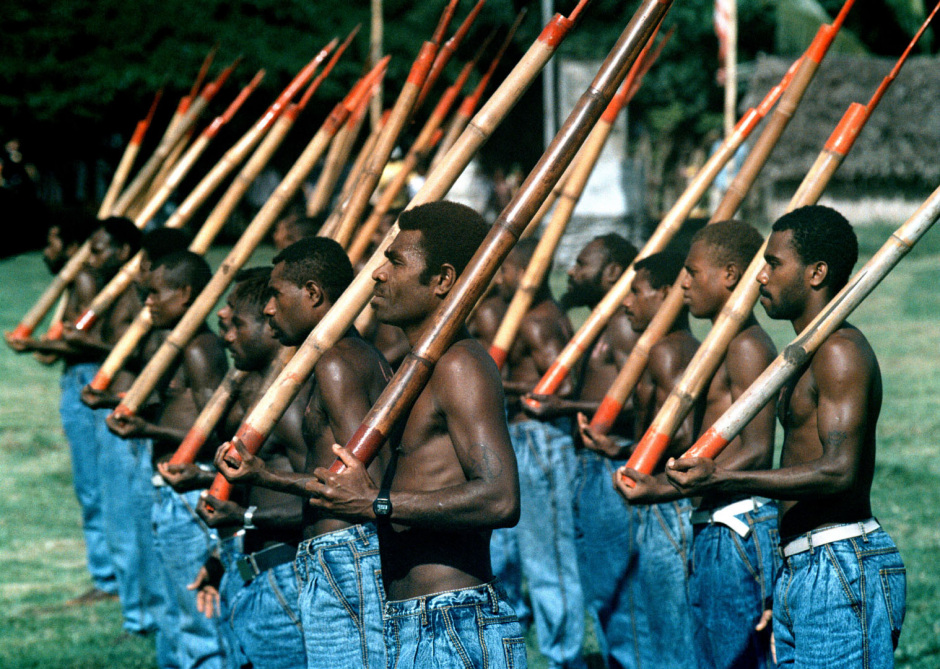 Vanuatu, Tanna Island, 1999On the island of Tanna in Vanuatu a cargo cult still survives worshipping John Frum.On John Frum Day worshipers dress in USA military uniforms,raise the US flag, and parade marching with bamboo rifles.Vanuatu, L'Óle Tanna, 1999Sur l'Óle de Tanna ‡ Vanuatu un cargo de lÈgende existe toujours en mÈmoire ‡ John Frum.Le jour de John Frum, les fidËles s'habillent en tenue militaire de l'armÈe amÈricaine, ils hissent le drapeau, et font des parades avec des carabines en bambou. Steven Siewert / Agence VU