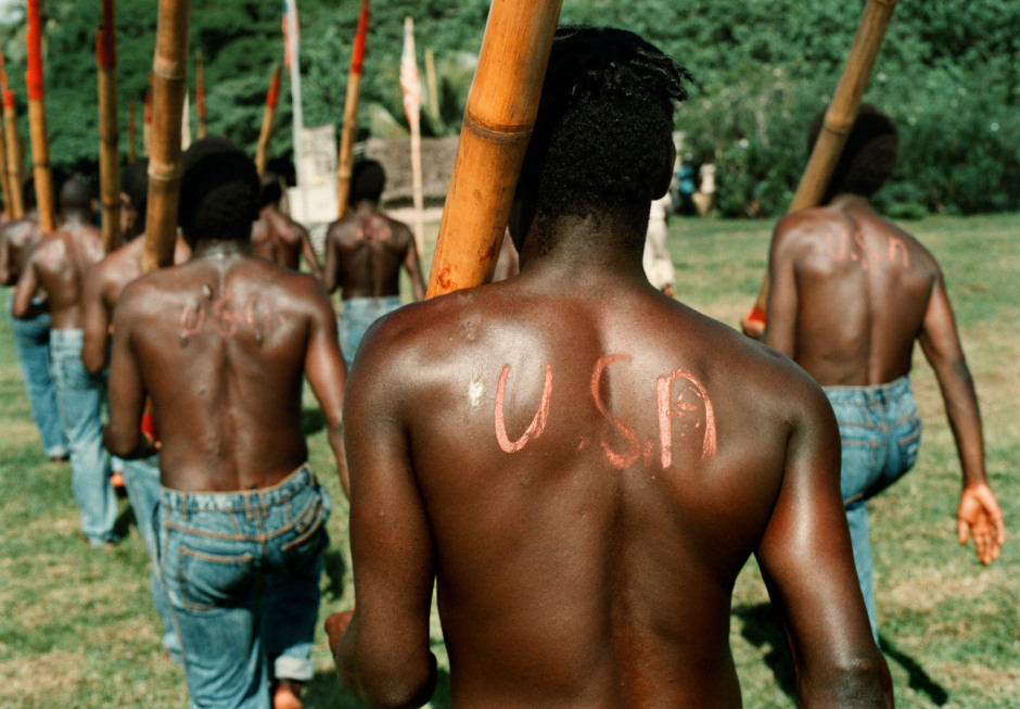 Vanuatu, Tanna Island, 1999On the island of Tanna in Vanuatu a cargo cult still survives worshipping John Frum.On John Frum Day worshipers dress in USA military uniforms,raise the US flag, and parade marching with bamboo rifles.Vanuatu, L'Óle Tanna, 1999Sur l'Óle de Tanna ‡ Vanuatu un cargo de lÈgende existe toujours en mÈmoire ‡ John Frum.Le jour de John Frum, les fidËles s'habillent en tenue militaire de l'armÈe amÈricaine, ils hissent le drapeau, et font des parades avec des carabines en bambou. Steven Siewert / Agence VU