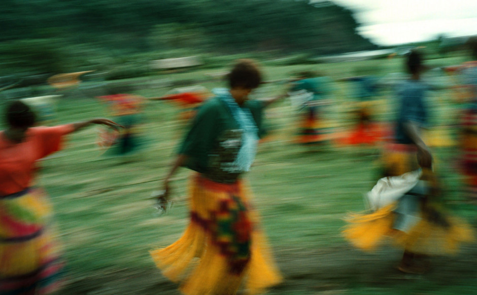 Vanuatu, Tanna Island, 1999On the island of Tanna in Vanuatu a cargo cult still survives worshipping John Frum.On John Frum Day worshipers dress in USA military uniforms,raise the US flag, and parade marching with bamboo rifles.Photo shows custom dancing  in Sulphur Bay during celebrations on John Frum Day. Vanuatu, L'Óle Tanna, 1999Sur l'Óle de Tanna ‡ Vanuatu un cargo de lÈgende existe toujours en mÈmoire ‡ John Frum.Le jour de John Frum, les fidËles s'habillent en tenue militaire de l'armÈe amÈricaine, ils hissent le drapeau, et font des parades avec des carabines en bambou. La photo montre des danse traditionelles ‡ Sulphur Bay lors des la fÍte de John Frum.Steven Siewert / Agence VU
