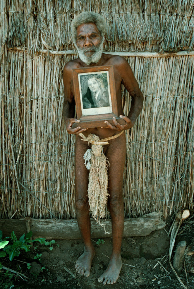 Vanuatu, Tanna Island, 1999On the island of Tanna in Vanuatu a cargo cult still survives worshipping John Frum.On John Frum Day worshipers dress in USA military uniforms,raise the US flag, and parade marching with bamboo rifles.Photo shows a village chief Chiak Naiva with an autographed  potrait of Prince Philip,husband of Queen Elizabeth II, who locals in this custom village worship the prince. Vanuatu, L'Óle Tanna, 1999Sur l'Óle de Tanna ‡ Vanuatu un cargo de lÈgende existe toujours en mÈmoire ‡ John Frum.Le jour de John Frum, les fidËles s'habillent en tenue militaire de l'armÈe amÈricaine, ils hissent le drapeau, et font des parades avec des carabines en bambou. La photo montre le chef du village Chiak Naiva avec le portrait signÈ du Prince Philip, le mari de la Reine Elizabeth II, que certains habitants du village vÈnËrent.Steven Siewert / Agence VU