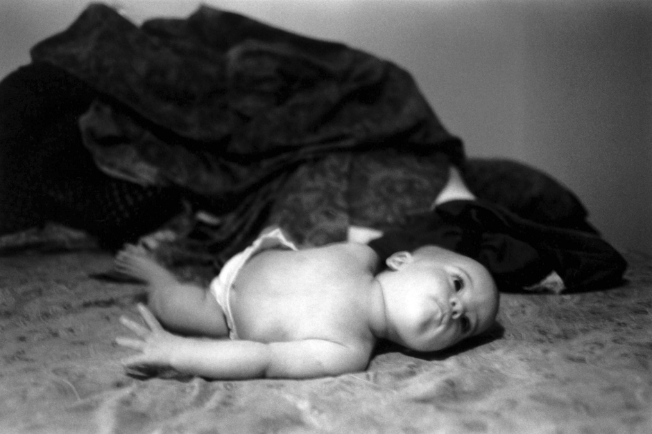 Argentina, 1998"Amours Difficiles" (Hard love stories)Four stories of mothers and daughters. Eugenia and Violeta.Argentine, 1998"Amours Difficiles"4 Histoires de mËres et de flles. Eugenia et Violeta.© Adriana Lestido / Agence VU
