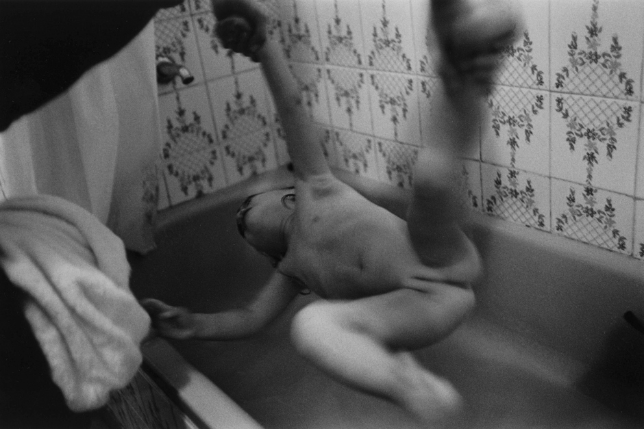 Argentina, 1998"Amours Difficiles" (Hard love stories)Four stories of mothers and daughters. Eugenia and Violeta.Argentine, 1998"Amours Difficiles"4 Histoires de mËres et de flles. Eugenia et Violeta.© Adriana Lestido / Agence VU
