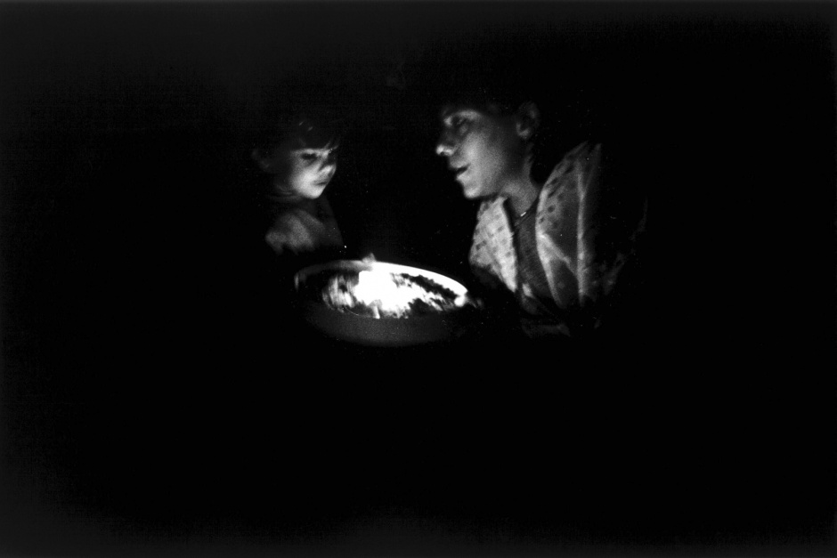 Argentina, 1998"Amours Difficiles" (Hard love stories)Four stories of mothers and daughters. Eugenia and Violeta.Argentine, 1998"Amours Difficiles"4 Histoires de mËres et de flles. Eugenia et Violeta.© Adriana Lestido / Agence VU