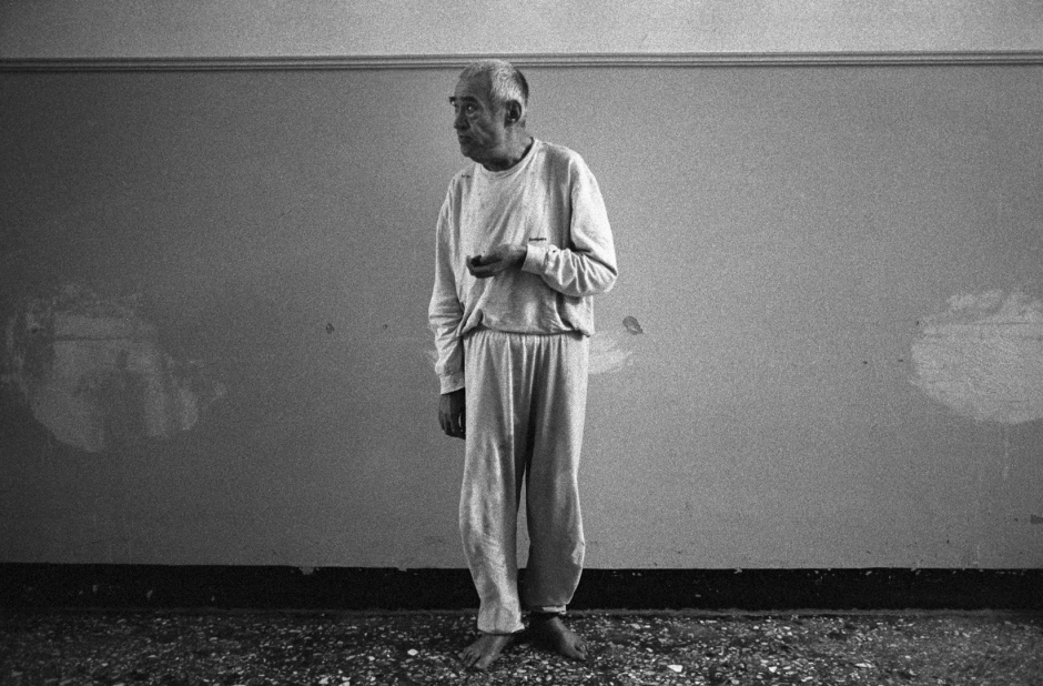 Greece, Mytilini island, Agiassos, The Sanatorium ìI Theomitorî, 1999Dinos, who is 62, has been in the Sanatorium since 1980. Almost half of the patients come from the island of Mytilini.GrËce, Ile de MytilËne, Agiassos, Sanatorium ìI Theomitorî, 1999Dinos est dans le Sanatorium depuis 1980, il a 62 ans. PrËs de la moitiÈ des internÈs viennent de líÓle de MytilËne.  © Rip Hopkins / Agence VU