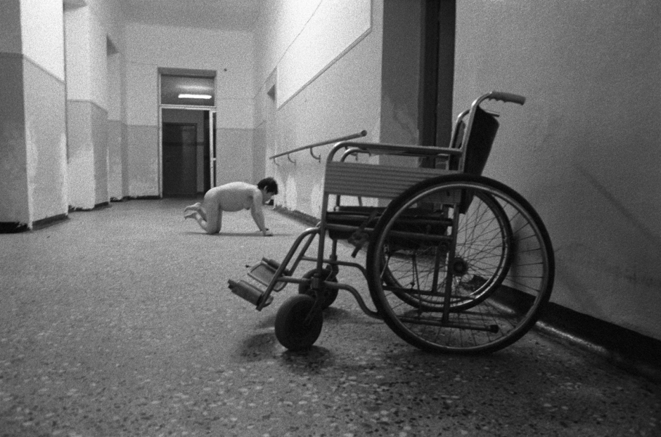 Greece, Mytilini island, Agiassos, The Sanatorium ìI Theomitorî, 1999The Sanatoriumís only wheel chair.GrËce, Ile de MytilËne, Agiassos, Sanatorium ìI Theomitorî, 1999Líunique chaise roulante du Sanatorium.  © Rip Hopkins / Agence VU
