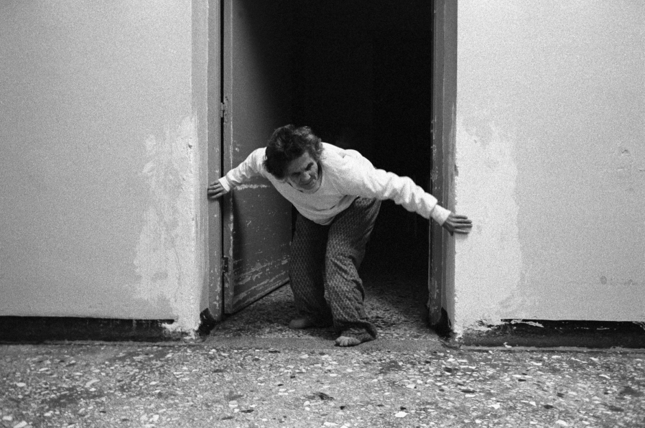 Greece, Mytilini island, Agiassos, The Sanatorium ìI Theomitorî, 1999Maria, interned because she was blind, has since developped ìmental disordersî.GrËce, Ile de MytilËne, Agiassos, Sanatorium ìI Theomitorî, 1999Maria, internÈe parce quíelle est aveugle, dÈveloppe des nÈvroses psychiatriques un an plus tard.  © Rip Hopkins / Agence VU