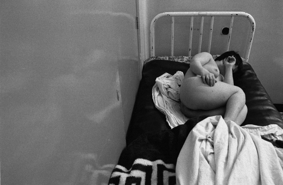 Greece, Mytilini island, Agiassos, The Sanatorium ìI Theomitorî, 1999The 87 pensioners, blind, physically and mentally handicapped, schizophrenics and psychopaths live together in unacceptable conditions.GrËce, Ile de MytilËne, Agiassos, Sanatorium ìI Theomitorî, 1999Les 87 internÈs, aveugles, handicapÈs physiques et mentaux, schizophrËnes et psychopathes sont parquÈs ensemble dans des conditions inacceptables.  © Rip Hopkins / Agence VU