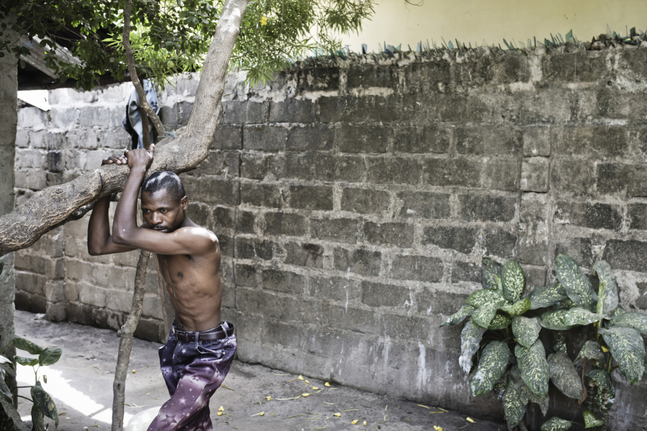 Republic of the Gambia, Banjul, 27 June 2015Gambia is the first country of migration to Europe in the world.In the Churchill district, on the outskirts of Banjul, Hamadou is waiting for water supplying in a courtyard.Gambie, Banjul, 27 juin 2015La Gambie est le pays qui enregistre le plus de dÈparts de migrants vers l'Europe.A Churchill, un quartier pÈriphÈrique de la capitale Banjul, Hamadou attend que son bidon d'eau se remplisse dans une cour familliale.Michael Zumstein / Agence VU
