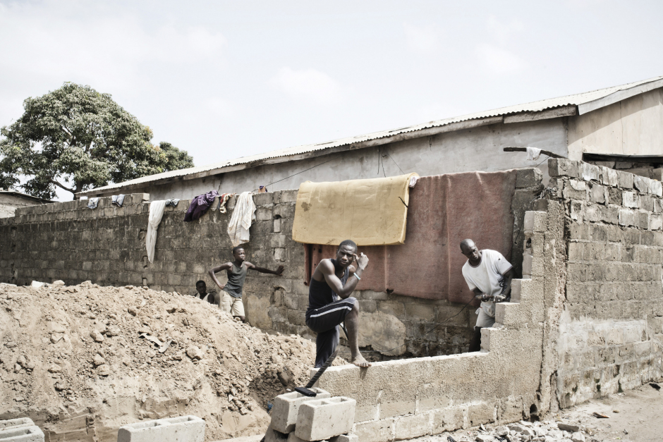Republic of the Gambia, Banjul, 27 June 2015Gambia is the first country of migration to Europe in the world.In the Churchill district, on the outskirts of Banjul, workers are rebuilding an house's wall.Gambie, Banjul, 27 juin 2015La Gambie est le pays qui enregistre le plus de dÈparts de migrants vers l'Europe.A Churchill, un quartier pÈriphÈrique de la capitale Banjul, des ouvriers reconstruisent le mur d'enceinte d'une maison.Michael Zumstein / Agence VU