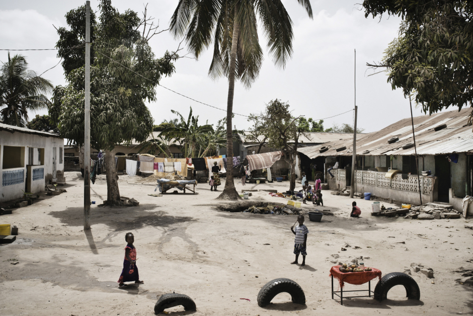 Republic of the Gambia, Banjul, 27 June 2015Gambia is the first country of migration to Europe in the world.In the Churchill district, on the outskirts of Banjul, children are playing in the courtyard.Gambie, Banjul, 27 juin 2015La Gambie est le pays qui enregistre le plus de dÈparts de migrants vers l'Europe.A Churchill, un quartier pÈriphÈrique de la capitale Banjul, des enfants jouent dans une cour familliale.Michael Zumstein / Agence VU