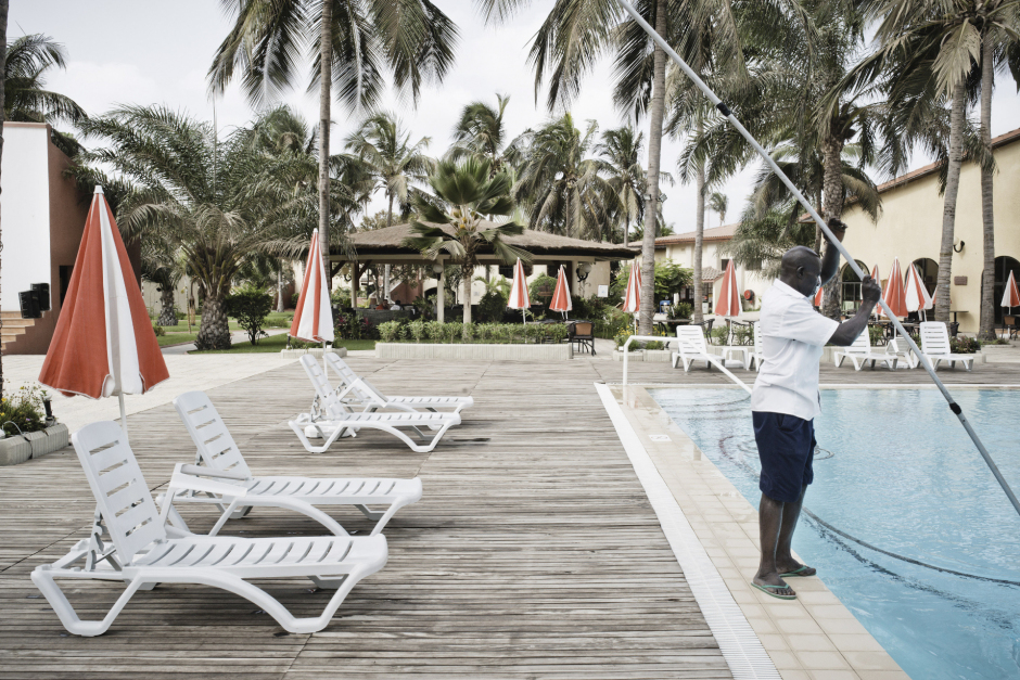 Republic of the Gambia, Banjul, 28 June 2015Gambia is the first country of migration to Europe in the world.Perspectives are weak and tourism business collapsed after that Ebola epidemic had hit West Africa (Liberia).?A man cleaning the swimming pool of Ocean Bay, a luxury hotel on the beach, deserted during off-season.Gambie, Banjul, 28 juin 2015La Gambie est le pays qui enregistre le plus de dÈparts de migrants vers l'Europe.Les perspectives d'avenir sont faibles et l'Èconomie du tourisme s'est ÈcroulÈe aprËs que l'Èpidemie de fiËvre Ebola a touchÈ l'Afrique de l'Ouest (Liberia).Un homme nettoie la piscine de l'Ocean Bay, un grand hotel de plage, dÈsertÈ pendant la saison basse.?Michael Zumstein / Agence VU