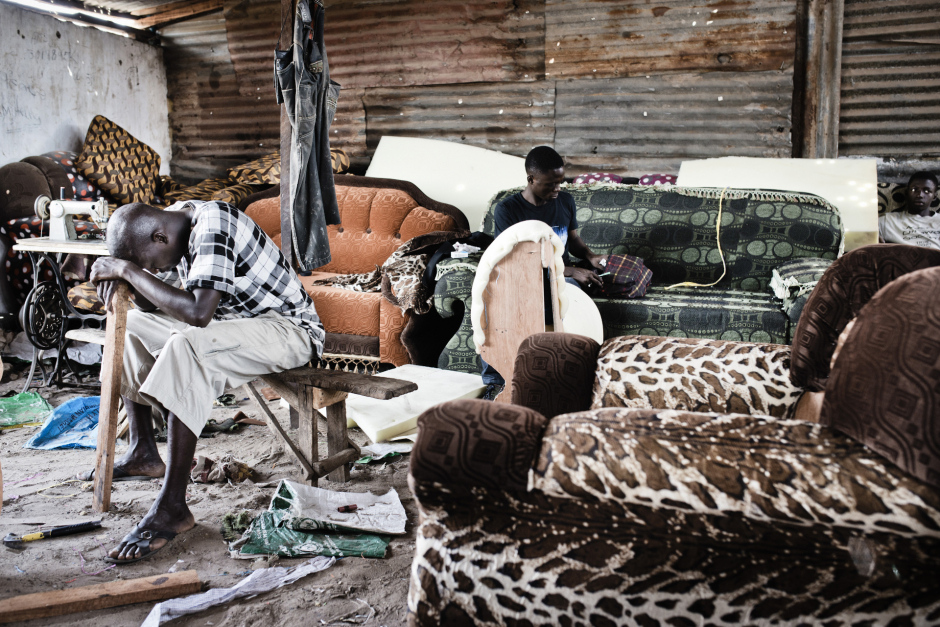 Republic of the Gambia, Banjul, 29 June 2015Gambia is the first country of migration to Europe in the world.In the Churchill district, on the outskirts of Banjul, jointers making furnitures and sofas. They will be paid after sales.Man having a rest in the joinery.Gambie, Banjul, 29 juin 2015La Gambie est le pays qui enregistre le plus de dÈparts de migrants vers l'Europe.A Churchill, un quartier pÈriphÈrique de la capitale Banjul, des menuisiers fabriquent des canapÈs et des fauteuils. Ils seront payÈs ‡ la vente de ces meubles.Un homme se reposent dans la menuiserie.Michael Zumstein / Agence VU