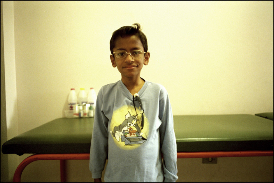 Brazil, Sao Paulo, 2001
Adriano, 10 years old. Three weeks ago, he  was still in hospital, but today he feels much better.  "I have a girlfriend, her name is Gabriella. She's the one who told me so."

Brésil, Sao Paulo, 2001
Adriano, 10 ans. Il y a 3 semaines, il était encore à l'hopital ; aujourd'hui, il se sent beaucoup mieux. "J'ai une petite amie, elle s'appelle Gabriella. C'est elle qui me l'a dit."
 
Samuel Bollendorff / Agence VU