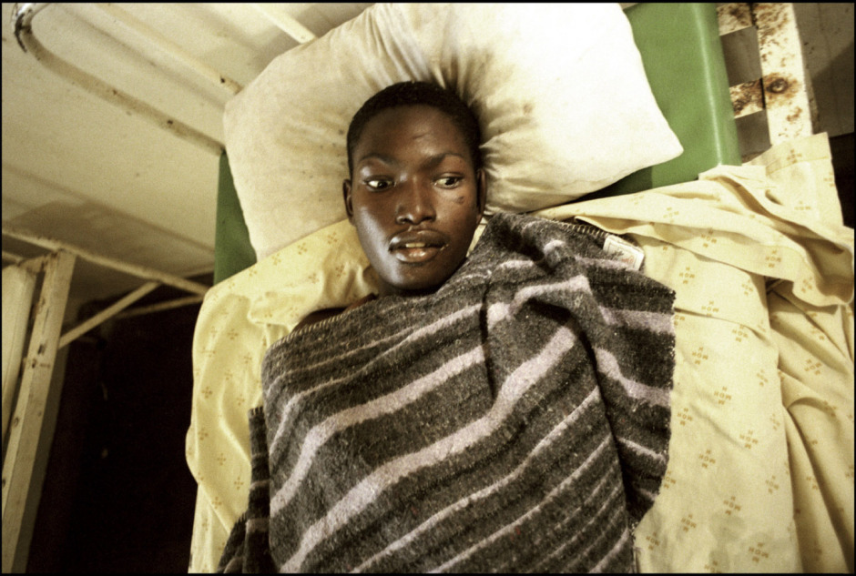 Malawi, 2001
He was 20 years old. At Zomba's hospital, ex-capital of Malawi. Because of lack of treatment, he died two days after this picture was taken. 

Malawi, 2001
Il avait 20 ans. A l'hopital de Zomba, ancienne capitale du Malawi. A cause de l'absence de traitement, il est mort 2 jours après que cette photo ait été prise.
 
Samuel Bollendorff / Agence VU