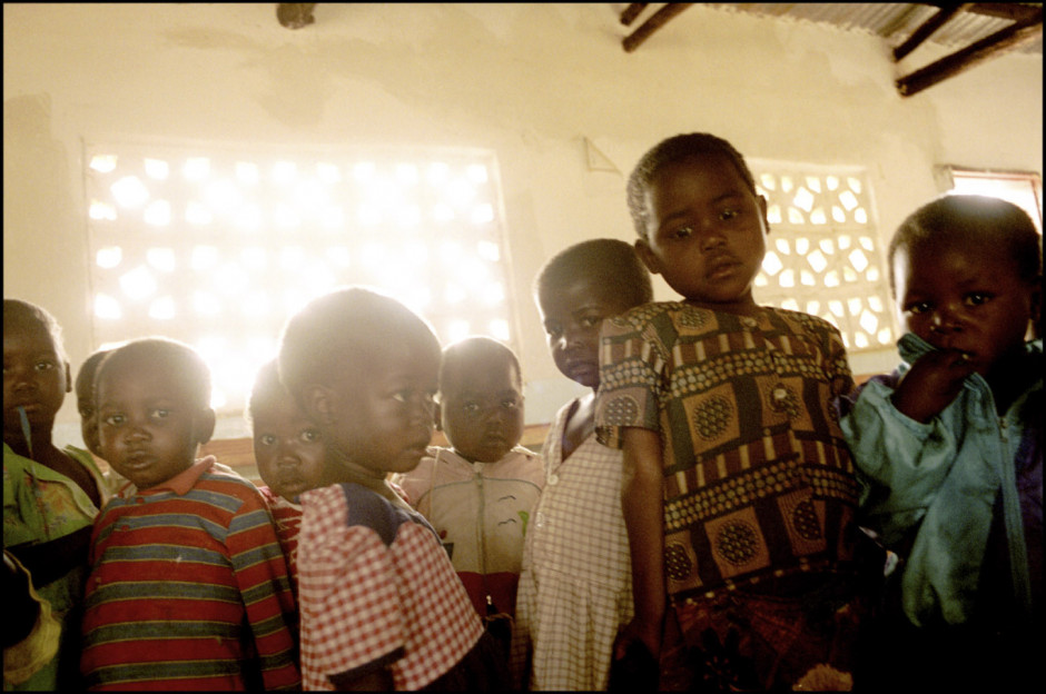 Malawi, 2001
The orphans. They are 700 000. Their parents died of Aids. Without a family environment, they have no access to land or education. 20% of these orphans won't live past their 5th birthday. 

Malawi, 2001
Des orphelins. Ils sont 700 000. Leurs parents sont morts du sida. Sans environnement familial, ils n'ont pas accès à l'éducation ou aux terres. 20 % d'entre eux ne passeront pas leur cinquième anniversaire.
 
Samuel Bollendorff / Agence VU