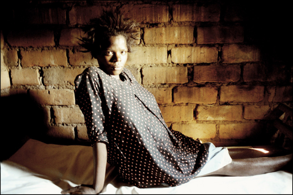 Malawi, 2001
Eve, 20 years old. She's pregnant. She will give birth to her baby here, at the traditional midwife's house. There will be no test, they won't know if they are HIV positive.  More than one pregnant woman out of three is a virus owner.

Malawi, 2001
Eve, 20 ans. Elle est enceinte. Son bébé naîtra ici, avec les sage-femmes traditionnelles. Il n'y aura aucun test, elle ne saura pas si son bébé a le HIV. Plus d'une femme enceinte sur 3 est porteuse du virus.
 
Samuel Bollendorff / Agence VU