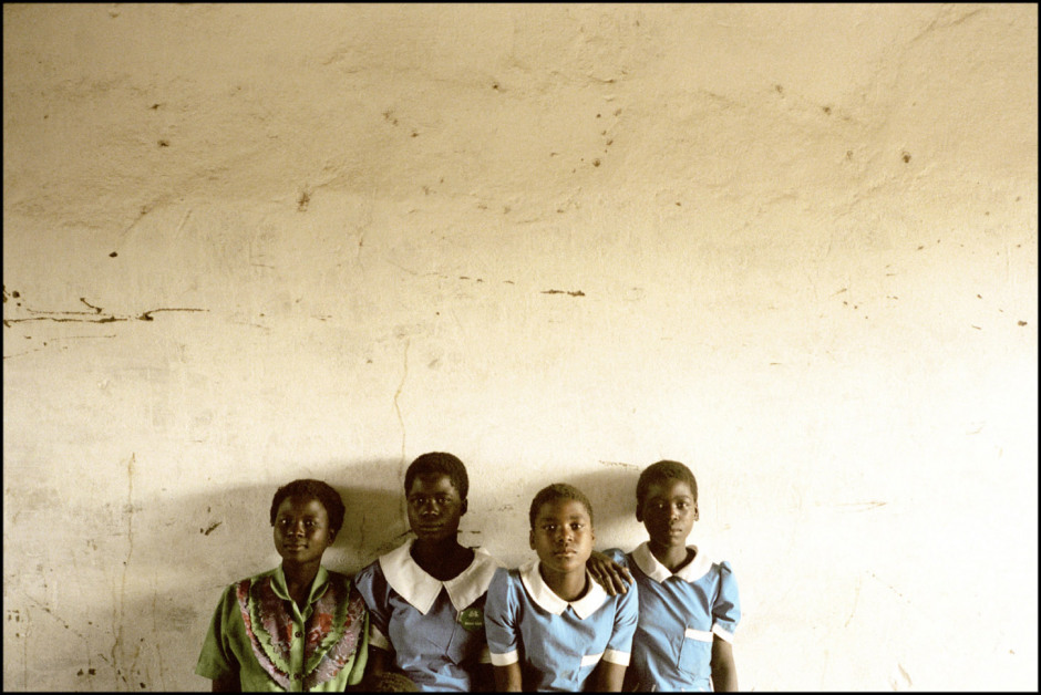 Malawi, 2001
Schoolgirls. Beta, Kessina, Fanetchitsa and Mathilda are between 13 and 16 years old.  They all had their first sexual intercourse at 10 or 11, without protection. Young girls are under the grown-ups' will: elders of the village, teachers...

Malawi, 2001
Beta, Kessina, Fanetchitsa et Mathilda ont entre 13 et 16 ans. Elles ont toutes eu leurs premières relations sexuelles à 10 ou 11 ans, sans protection. Les jeunes filles sont soumises aux désirs des adultes : aînés du village, professeurs, ...
 
Samuel Bollendorff / Agence VU