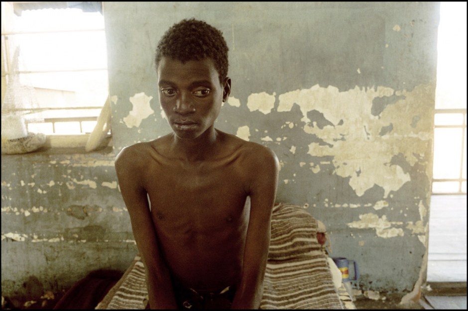 Malawi, 2001
Kénicé, 23 years old. He is in prison. He's suffering from Aids and has no medical  treatment.  Here, in the last five months, 35 people died of Aids. 40 to 50 % of the population in prison is HIV positive. Homosexuality is very common in prison, but it is taboo. So there is no prevention.

Malawi, 2001
Kénicé, 23 ans. Il est en prison. Il est atteint du sida et n'a aucun traitement médical. ici, dans les 5 derniers mois, 35 personnes sont mortes du sida. Entre 40 et 50 % des prisonniers sont porteurs du VIH. L'homosexualité est courante en prison, mais reste un suejt tabou.  C'est pour ça qu'il n'y a pas de prévention.
 
Samuel Bollendorff / Agence VU