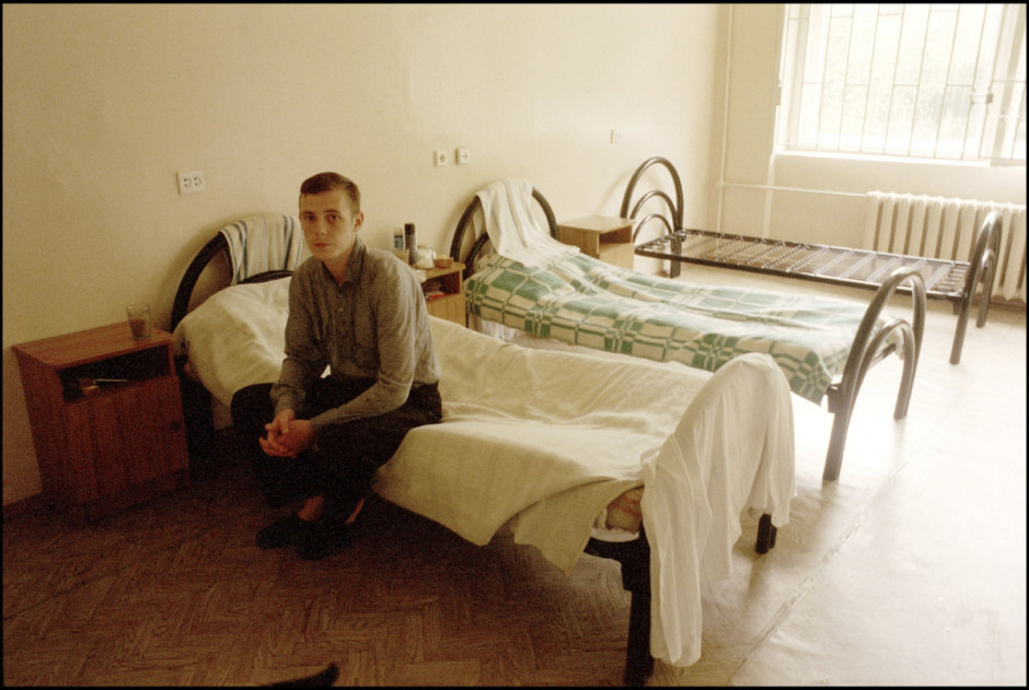 Russian Federation, St Petersburg, 2000
Andreï, 20 years old. He has been an addict for five years. He is HIV-positive. The department for infectious diseases of the St. Petersbourg's Botkin hospital has no medicine or triple therapy. But he can find refuge here. With no medicine, there are only four people in this department. 

Russie, Saint-Pétersbourg, 2000
Andreï, 20 ans. Il a été toxicomane pendant cinq ans. Il est séropositif. Le service des maladies infectieuses de l'hôpital Botkin de St Pétersbourg n'a pas de médicaments, pas de trithérapie. Mais c'est un refuge pour lui. Faute de traitement, ils ne sont que quatre dans ce service.

Samuel Bollendorff / Agence VU